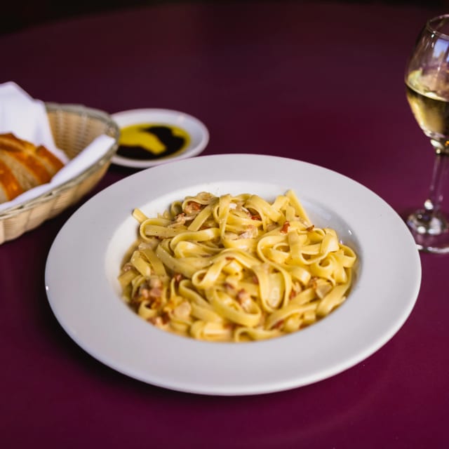Fettuccine alla carbonara.